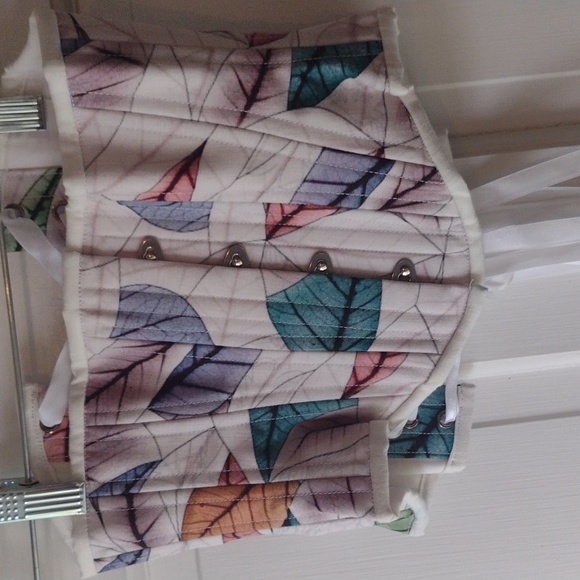 Timeless Trends waist cincher in a beautiful leaf pattern. Size 20 - Picture 5 of 6